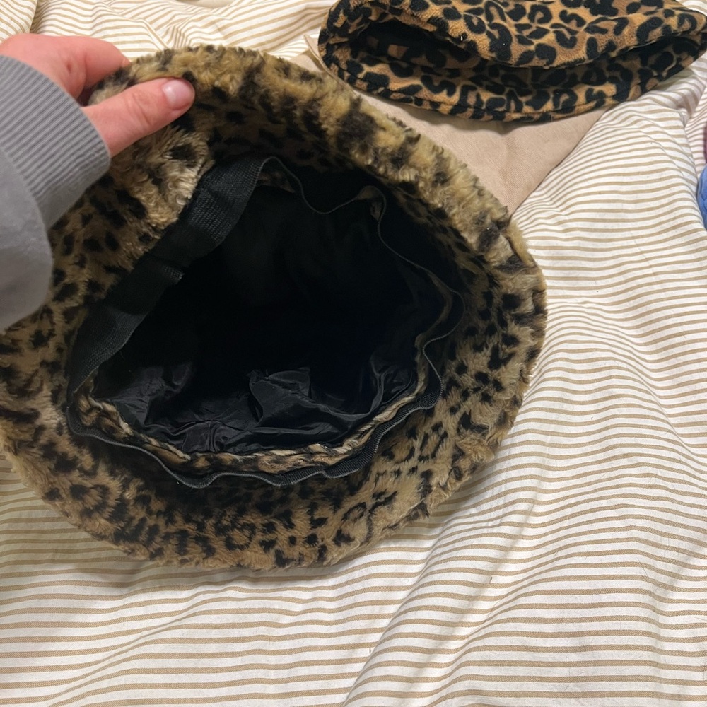 Faux Fur Leopard Print Bucket Hat - Picture 3 of 4